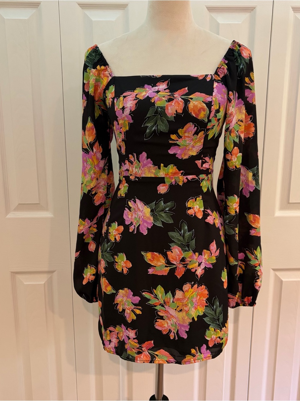 All In Favor SzXS Floral Square-Neck Long Sleeve Mini Dress in Black